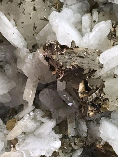 null Très belle association sur QUARTZ de SIDERITE, PYRRHOTITE, DOLOMITE, ALBITE...