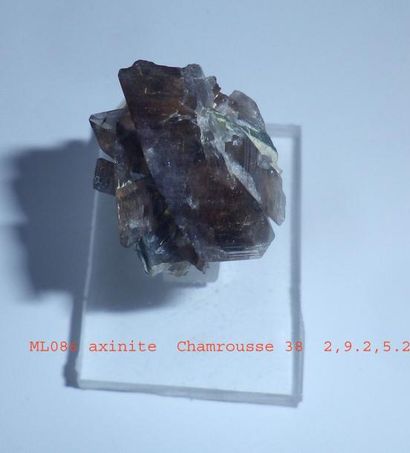 null Cinq AXINITES de Chamrousse (38) : petit groupe flottant (3 cm) ; 4 cristaux...