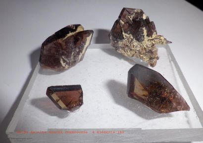 null Cinq AXINITES de Chamrousse (38) : petit groupe flottant (3 cm) ; 4 cristaux...