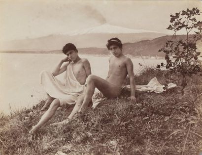 null Wilhelm von GLOEDEN (1856-1931). 

Deux jeunes garçons assis en face de l’Etna.

Circa...