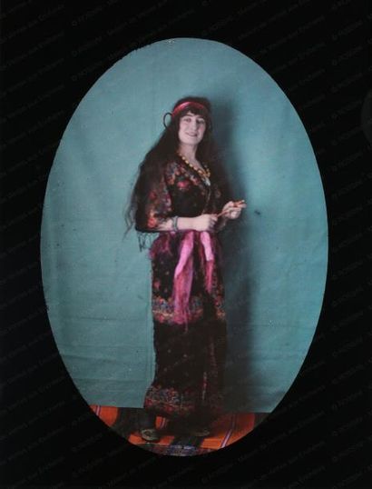 null Attribué à Charles ADRIEN (1866-1930)

Femme costumée. Étude de costume en studio.

Circa...