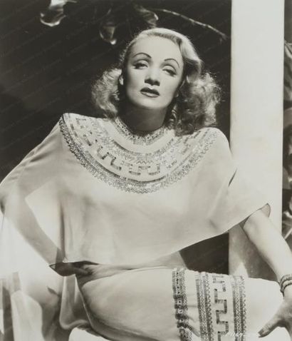 null PARAMOUNT PICTURES 

Portraits de Marlene Dietrich.

Circa 1946.

Six tirages...