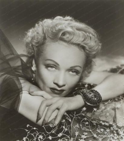 null PARAMOUNT PICTURES 

Portraits de Marlene Dietrich.

Circa 1946.

Six tirages...
