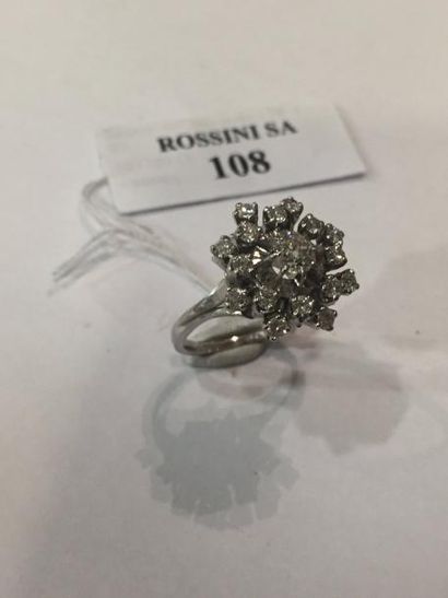 null Bague en platine sertie d'un diamant taillé à l'ancienne dans un entourage de...