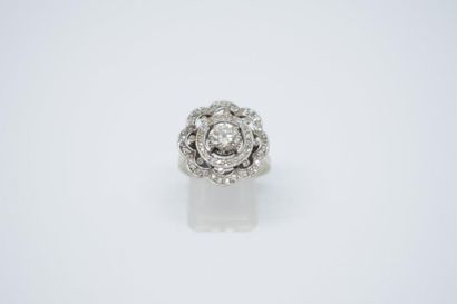  Bague rosace en or gris 18K (750) et platine (950) sertie d'un diamant demi taille...