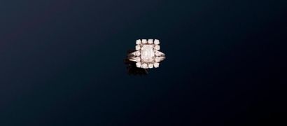 null Bague en or gris 18K (750) ornée d'un diamant taille émeraude dans un encadrement...
