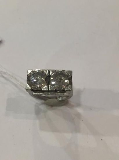 null Bague de genre chevalière en platine ornée de deux diamant demi-taille.

Poids...