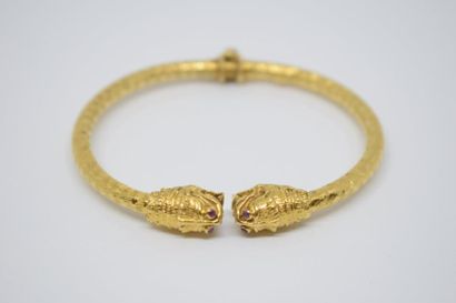 null Bracelet rigide ouvrant en or jaune 18K (750) formé d'un jonc ciselé chaque...