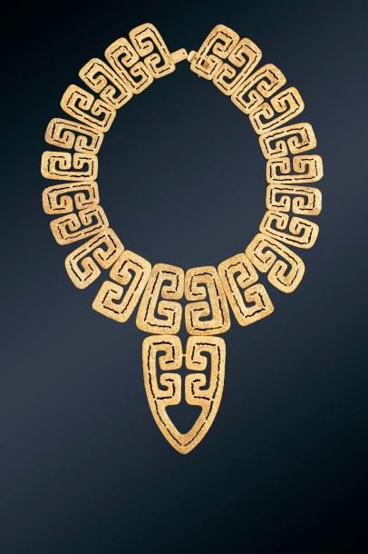  Important collier en or jaune 18K (750) granité, articulé de grecques stylisés en...