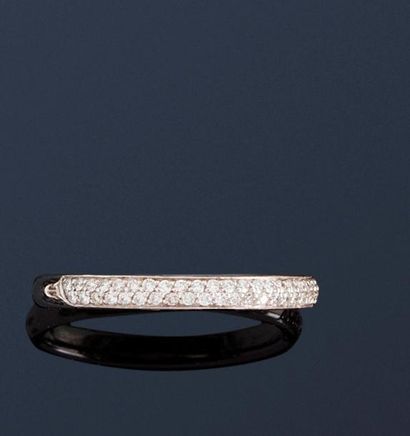 Demi alliance en or gris 18K (750) sertie de petits diamants taillés en brillant....