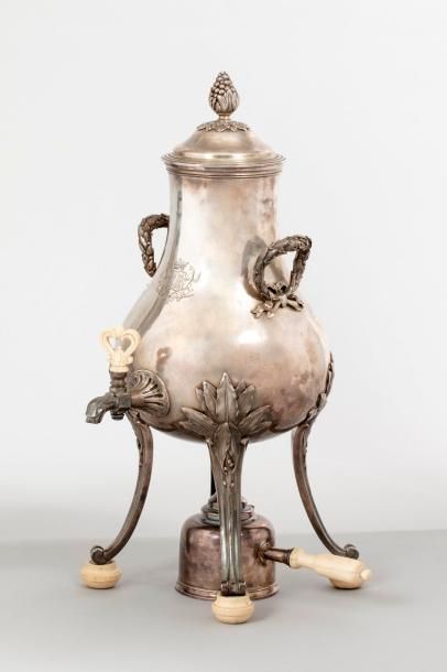 Fontaine à thé et sa lampe en argent (950),...