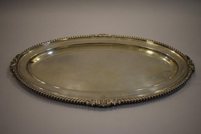 null Grand plat oblong en argent (925), la bordure à décor de feuillages.

Orfévre...