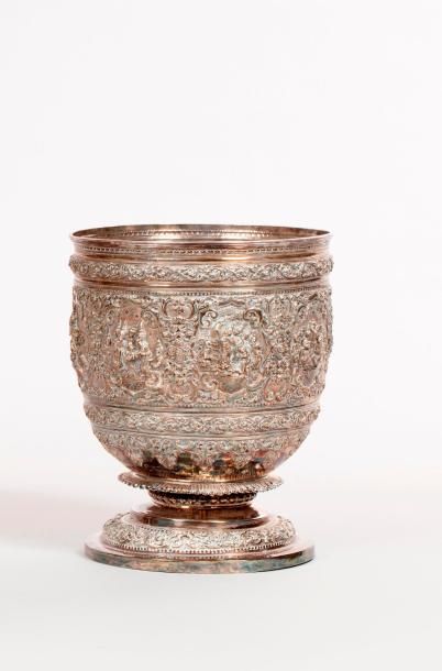 Vase en argent (925) reposant sur un piédouche,...