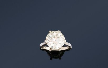 null Bague en or gris 18k (750) et platine sertie d'un diamant brillant de taille...