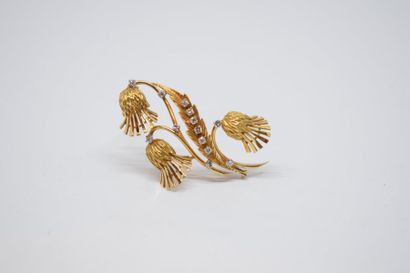 null Clip de corsage en or jaune 18K (750) ciselé, stylisé d'une branche de chardon...