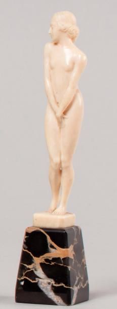null A. BOULARD

« Femme nue ». Sculpture en ivoire. Taille directe. Socle pyramidal...
