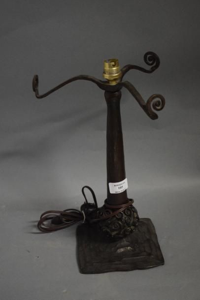 null Edgar BRANDT (1880-1960)

Lampe de table en fer forgé patiné à trois bras d'accroches...