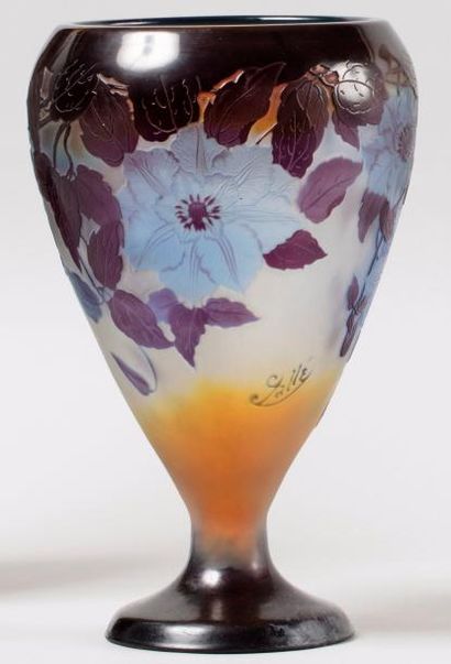 null GALLE
Vase conique sur piédouche. Epreuve en verre multicouche violet bleu sur...