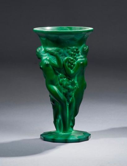null TRAVAIL FRANCAIS 

	Vase en verre opalin vert foncé en moulé pressé à décor...
