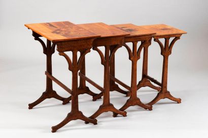 null Emile GALLE (1846-1904)

Tables gigognes à plateaux rectangulaires en noyer...