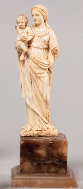 Vierge à l'Enfant en ivoire sculpté en ronde-bosse.

XVIIIe...