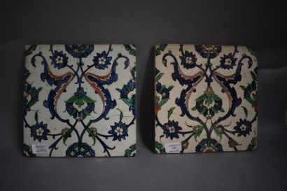 null Deux carreaux à composition fleuronnée, style ottoman d'Iznik, XIXe siècle

Céramiques...