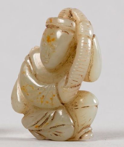 null Sujet en jade céladon représentant un marchand persan assis tenant une gourde...