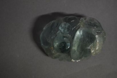 null Pendentif en fluorite translucide bleu-vert, sculpté en forme de pêches et feuillages.

Chine,...