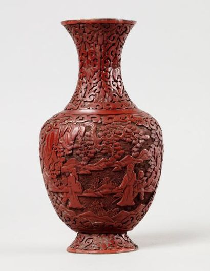 null Petit vase en laque rouge foncé sur cuivre, sculpté de personnages dans un paysage,...