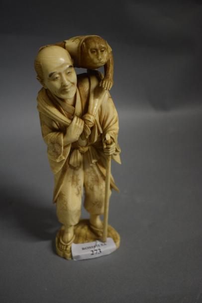 null Okimono en ivoire représentant un Sarumawashi accompagné de son singe grimpé...