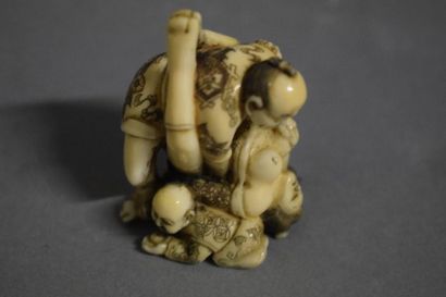 null Petit groupe érotique en dent d'hippopotame sculpté et rehaussé de polychromie.

Chine,...