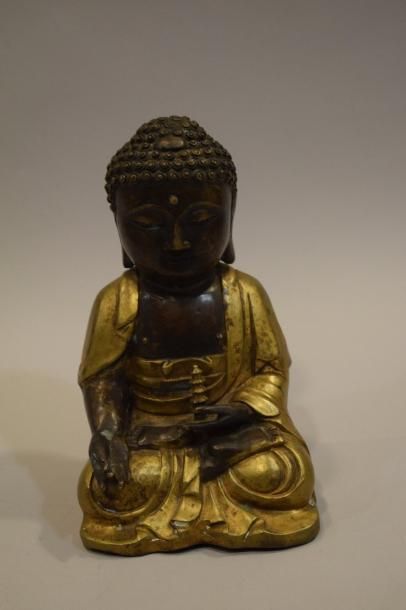 null Sujet en alliage de cuivre de patine brune et doré, représentant le Bouddha...