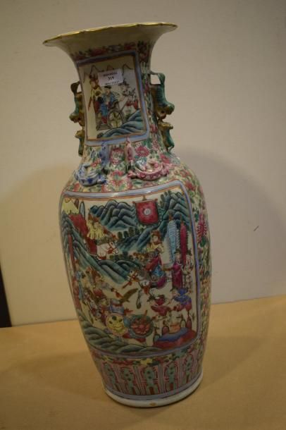 CANTON 

Grand vase en porcelaine de famille...