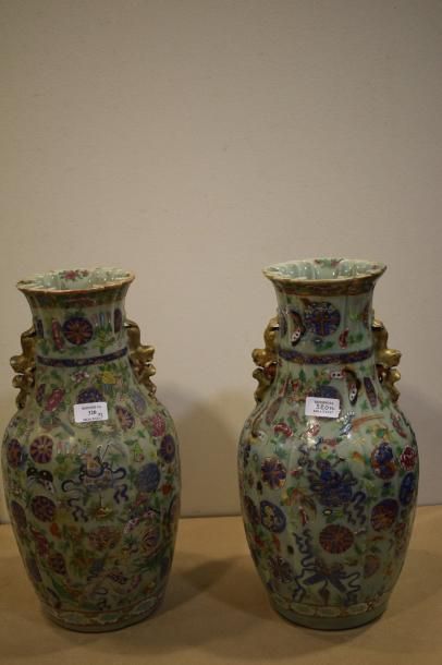 Chine paire de vases côtelés en porcelaine...