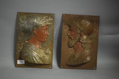 null Lot de deux plaques de métal moulé représentant les profils un homme et d'une...