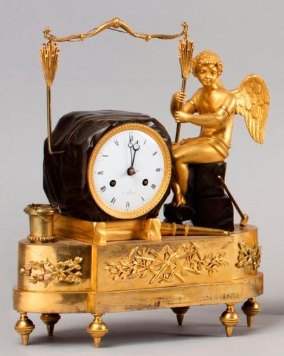 null Pendule maçonnique d'époque Empire, en bronze ciselé, patiné et doré, représentant...
