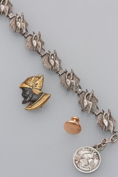 null Lot de bijoux fantaisies comprenant :

une broche représentant un chevalier...