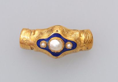 null Broche en or jaune 18k (750) émaillée bleue sertie d'une perle fine épaulée...