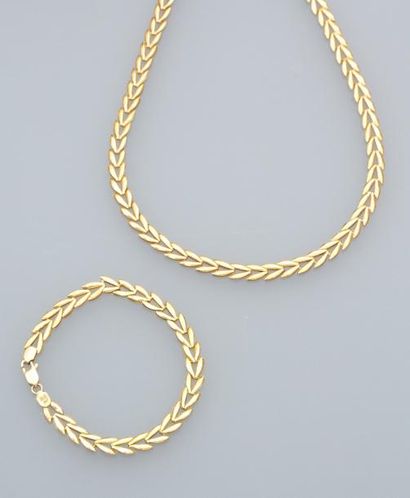 null Collier et bracelet en or jaune 18k (750) à mailles en V. 

Poids : 24.5 g....