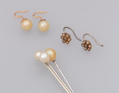 null Lot de deux paires de pendants d'oreilles en or jaune 18k (750) ornées de perles,...