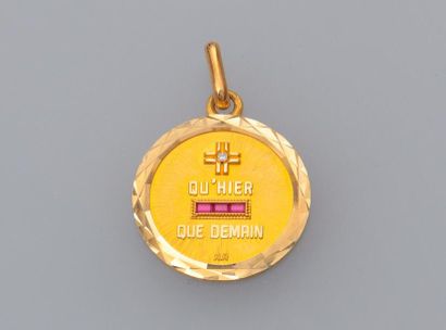 null AUGIS 

Médaille d'amour en or jaune 18k (750) de forme ronde "Plus qu'hier,...