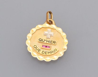 null AUGIS 

Médaille d'amour en or jaune 18k (750) de forme ronde "Plus qu'hier,...