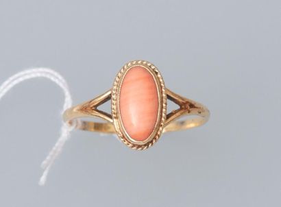 null Bague en or jaune 18k (750) sertie d'un cabochon de corail.

Poids brut : 1,5...