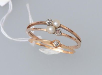 null Bague en or jaune 18k (750) sertie de deux petites perles fines.

On y joint...