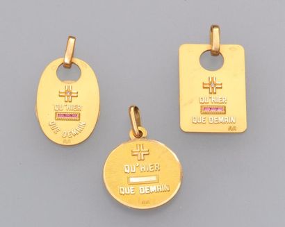 null AUGIS 

Lot de trois médailles d'amour en or jaune 18k (750) de forme ovale,...