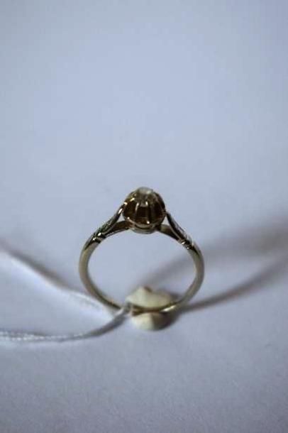 null Bague en or gris 18K(750) sertie d'un petit diamant taille ancienne.

Poids...