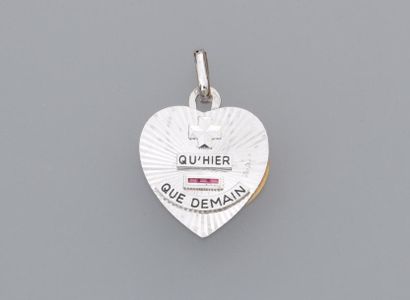 null AUGIS 

Médaille d'amour en or gris 18k (750) en forme de coeur "Plus qu'hier,...