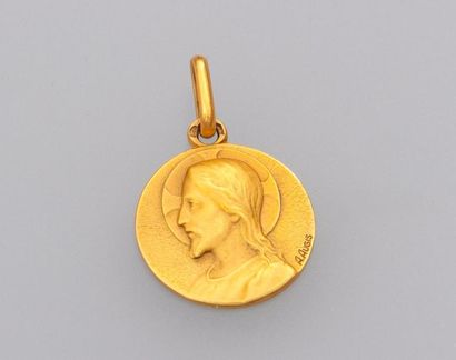 null AUGIS 

Médaille religieuse en or jaune 18k (750) de forme ronde représentant...