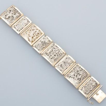 null [ Indochine ]

Bracelet en argent articulé à huit faces aux décors asiatiques....