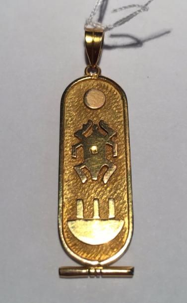 null Un pendentif en or jaune 18k (750) figurant des hiéroglyphes égyptiens "ANNA"....